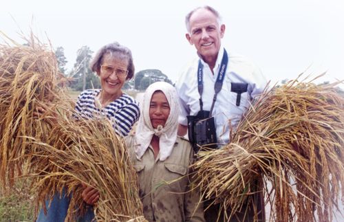 Missionarsehepaar mit einer Einheimischen in Laos