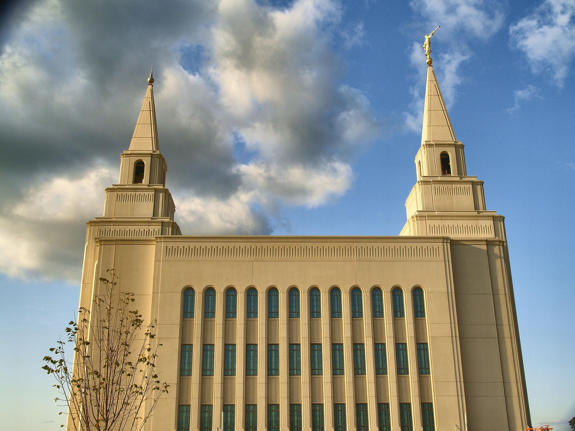 A view of the Kansas City Missouri Temple from the side.