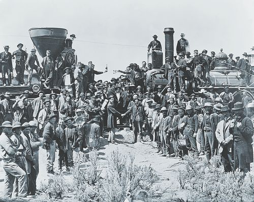 agrupamento de pessoas e trens