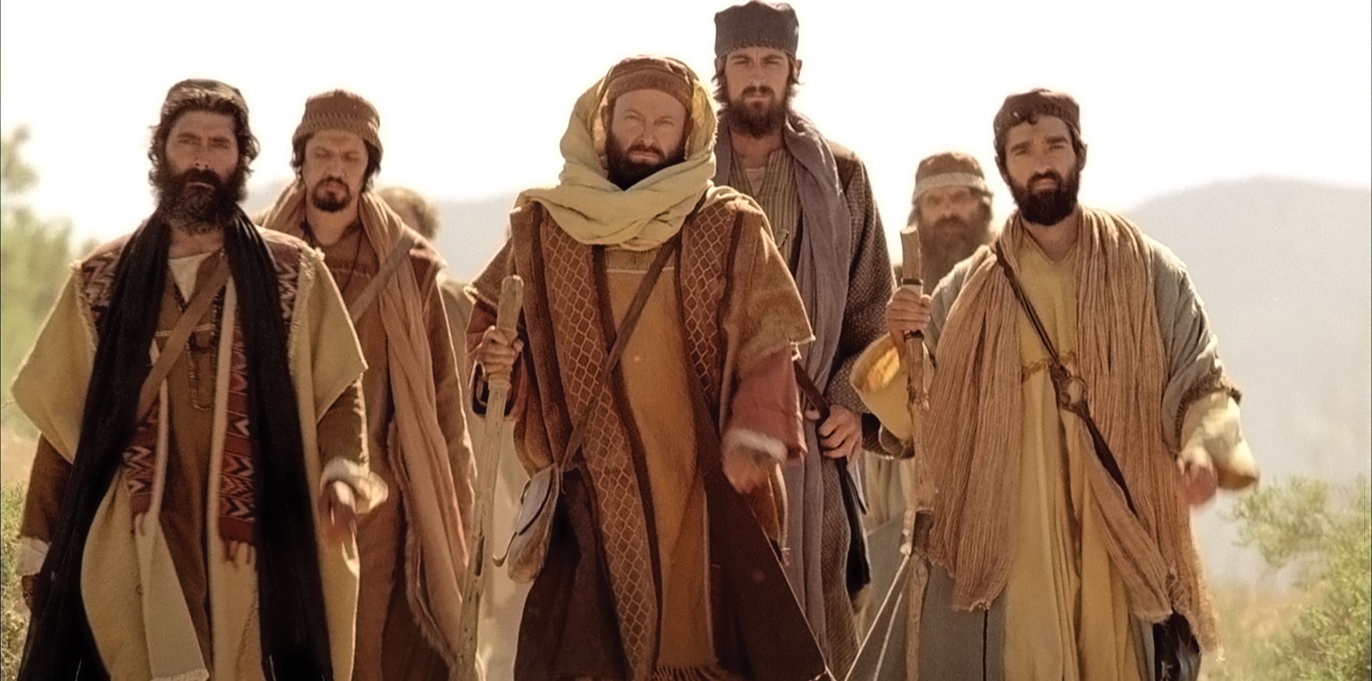 Saul travels with other men on the road to Damascus.
