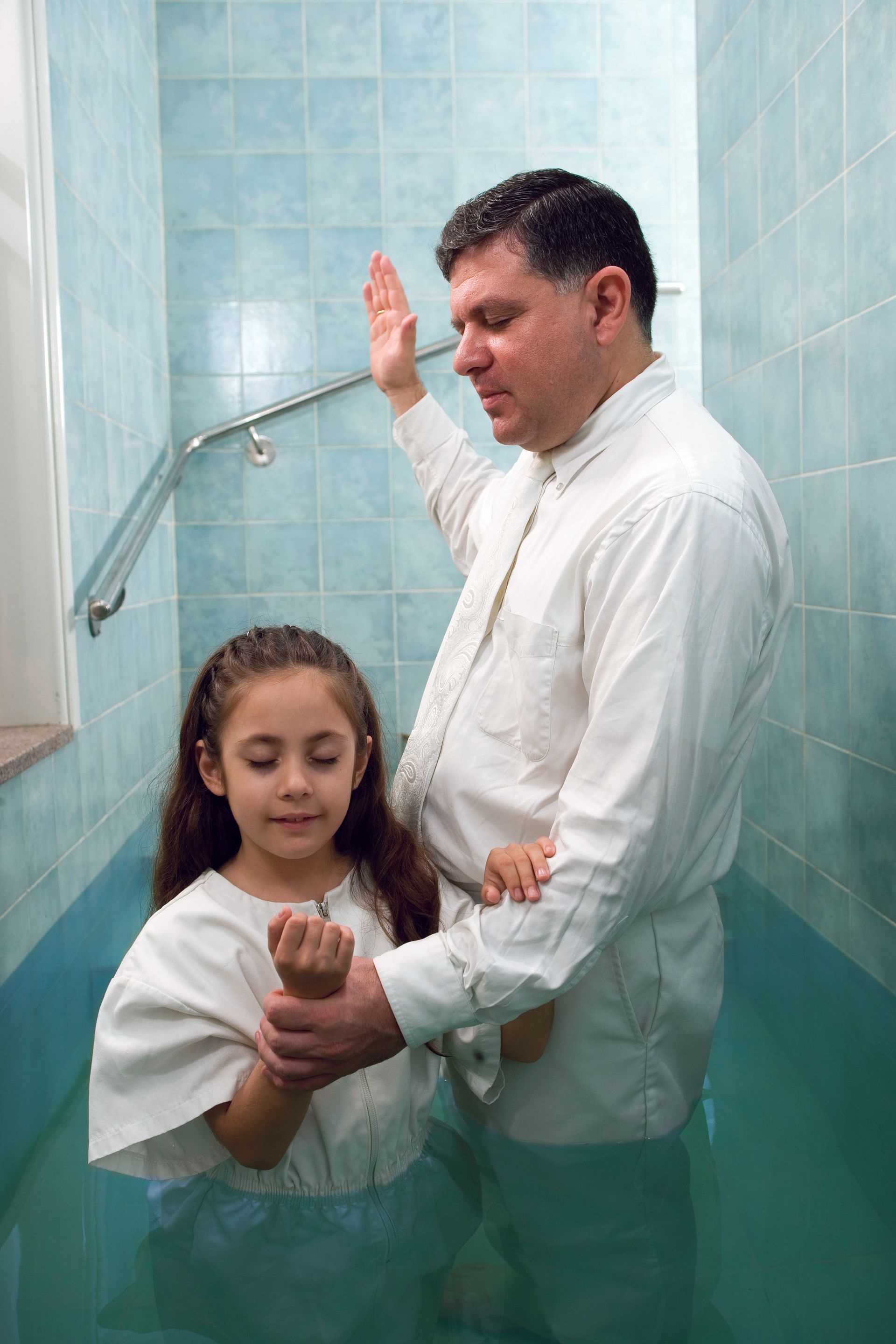 침례를 받는 소녀