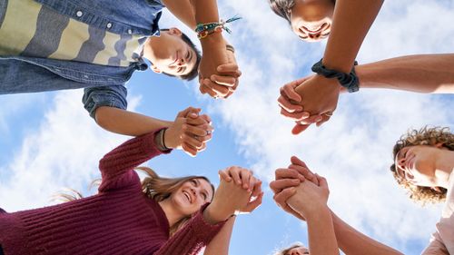 jeunes formant un cercle en se tenant la main