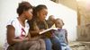 una familia leyendo las Escrituras