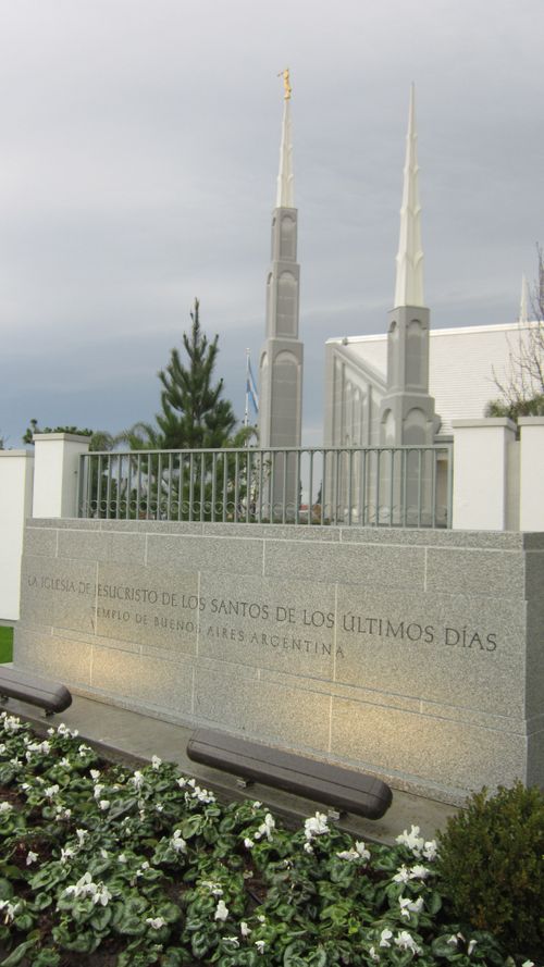 The sign on the grounds of the Buenos Aires Argentina Temple, with the spires of the temple in the background.