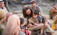 Jesus Cristo com uma criança em Seu colo ensina sobre o arrependimento e o perdão