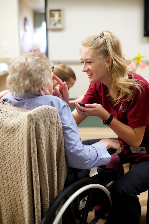 infirmière avec une dame âgée