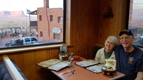 misioneros mayores en una cena