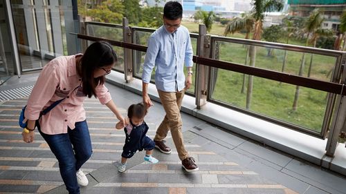 orang tua memegang tangan anak mereka