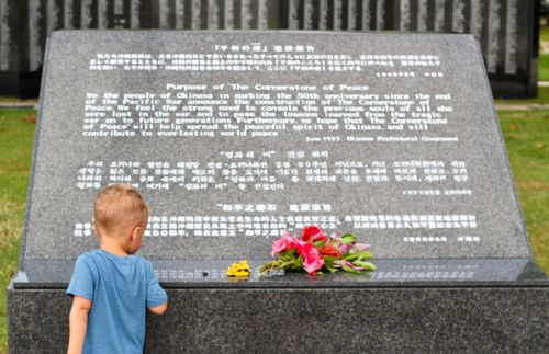 小男孩在冲绳纪念碑