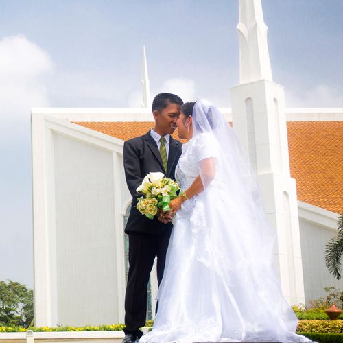 bride and groom in front of the Manila Philippines Temple