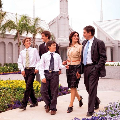 Eine Familie vor einem Tempel