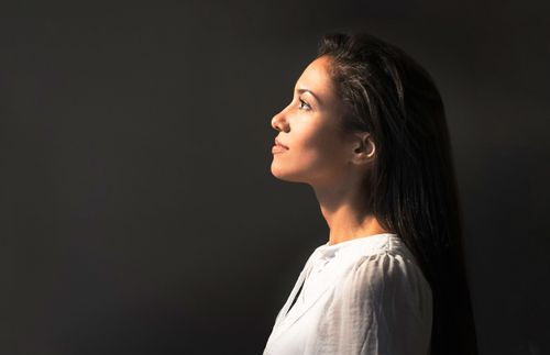 Eine Frau blickt zum Licht