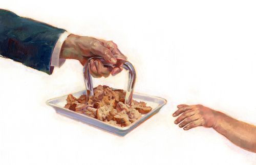 Eine Hand hält das Abendmahlsgeschirr und eine andere Hand greift nach dem Brot
