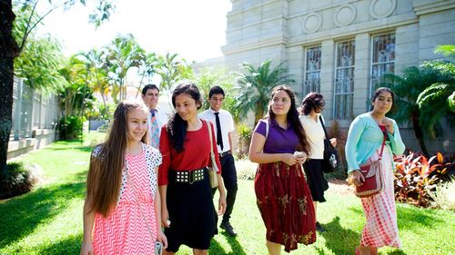 jeunes se rendant au temple