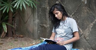 Moças lendo e estudando