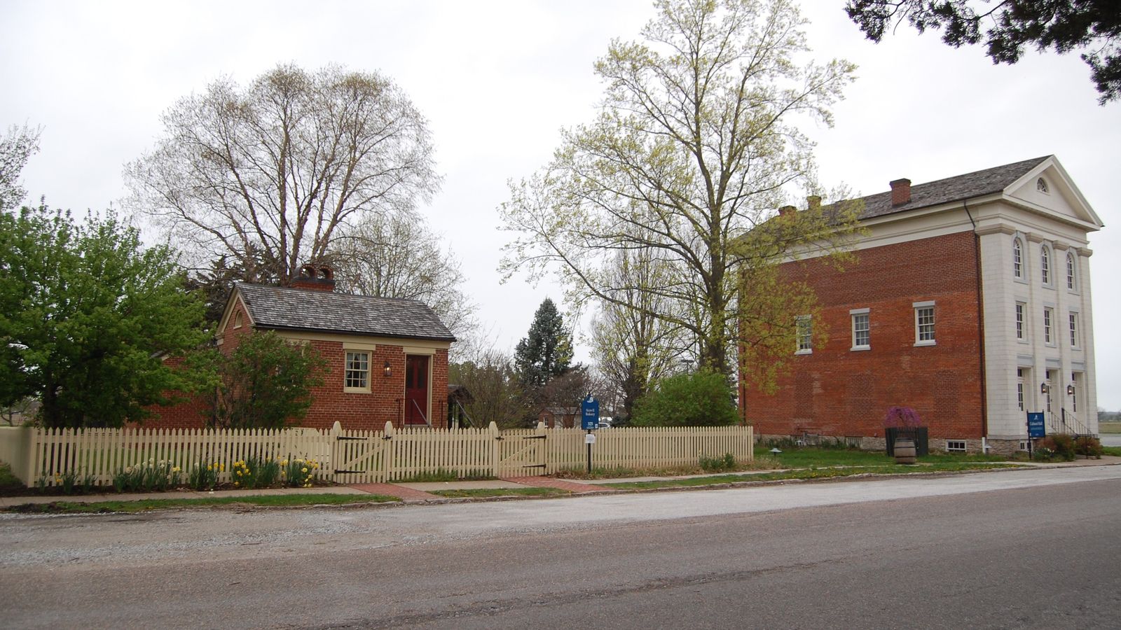 Nauvoo street w/ Cultural Hall and Scovil Bakery