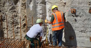 artisans se préparant à construire les fondations d’un bâtiment