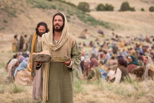 Jesús bendice los panes y los peces para dar de comer a las personas que se congregaron para oír Sus enseñanzas.