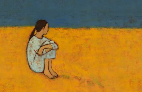 kvinna som tittar ut i fjärran framför en blå och gul bakgrund