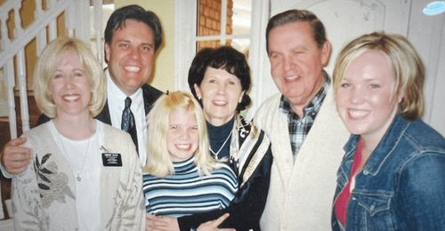 foto av en familie sammen med eldste og søster Holland