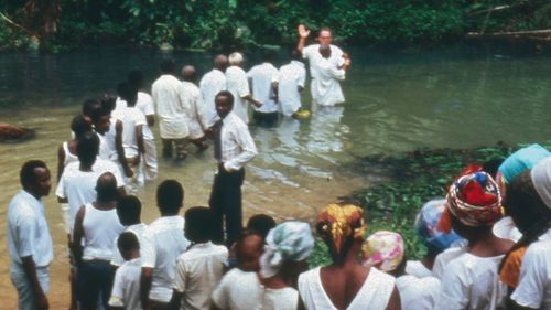 para orang suci Afrika dibaptiskan