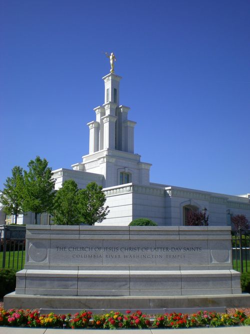 The Columbia River Washington Temple in the daytime, with the temple’s sign in the foreground.