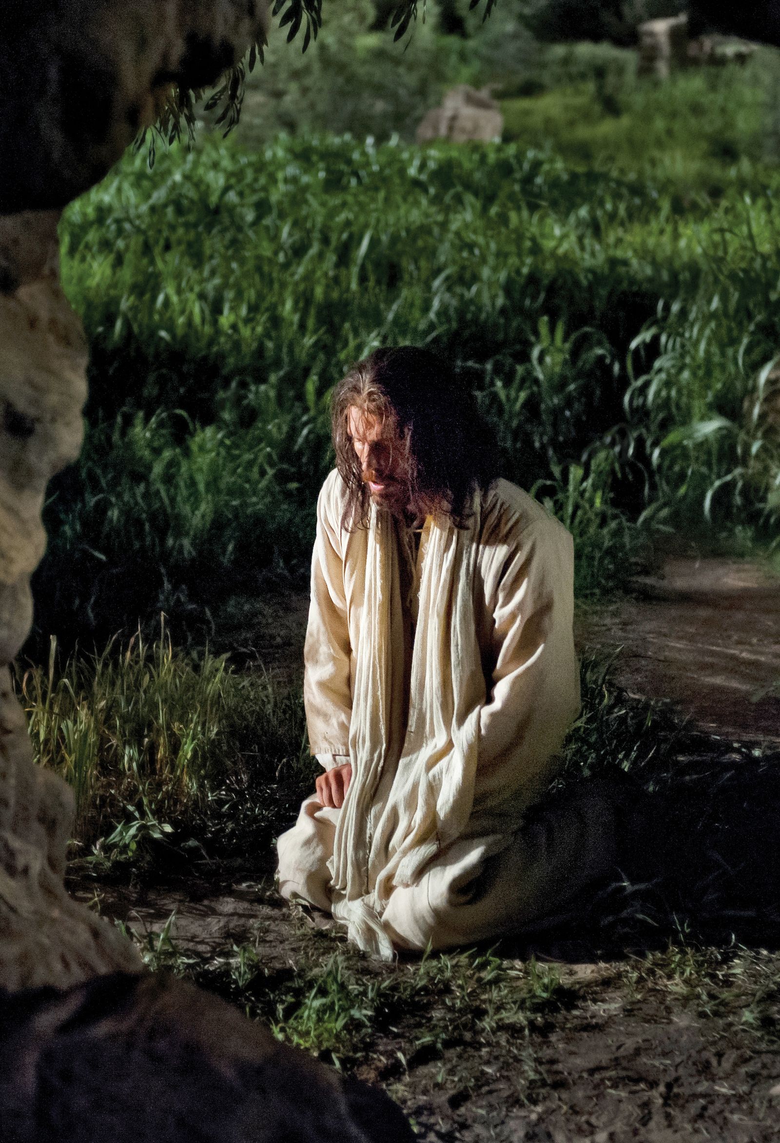 Christ kneeling in Gethsemane to pray.