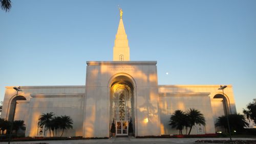 A view of the entrance to the Campinas Brazil Temple from the ground, looking up at the spire.