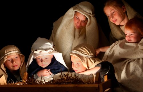 예수님의 탄생 이야기를 연기하고 있는 어린이들
