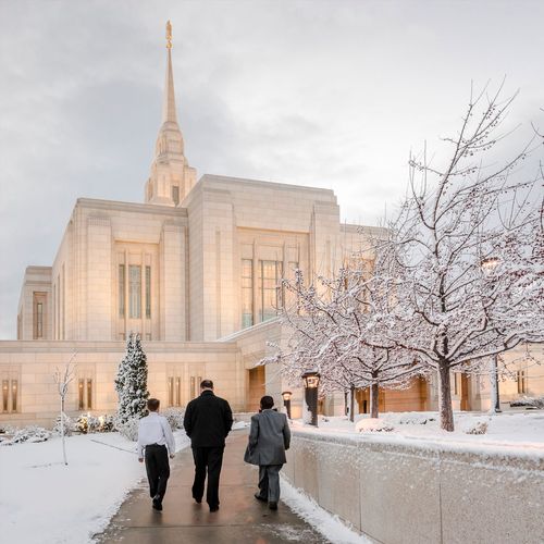 ľudia idú do chrámu v Ogdene v Utahu
