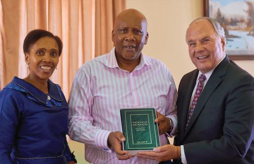 Elder Rasband mit dem König und der Königin von Lesotho