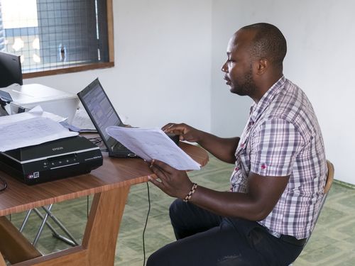 Un hombre estudia con una computadora