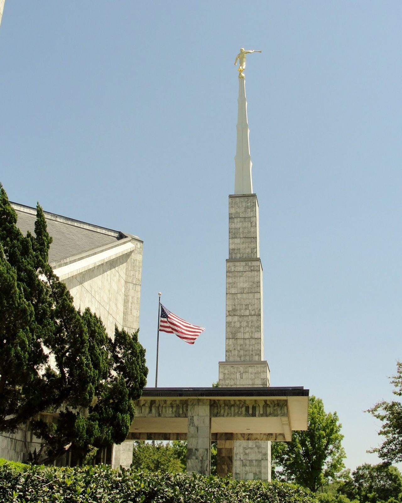 The Dallas Texas Temple has one spire with the angel Moroni on top.