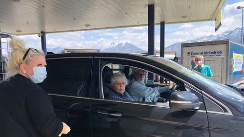 pareja mayor en un auto