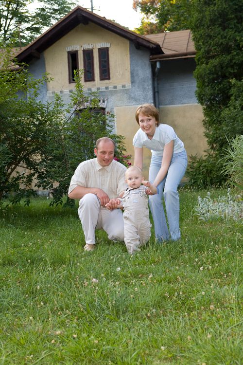 родители со мало дете