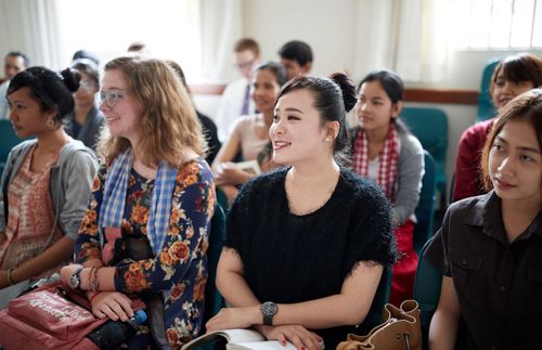 glimlachende vrouw in de ZHV