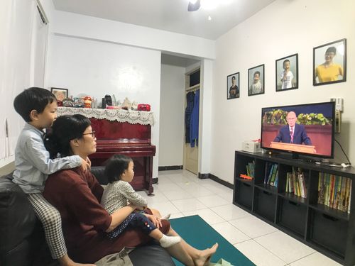 famille regardant la conférence générale