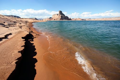 The red rock beach and mountains at Lake Powell in Utah.