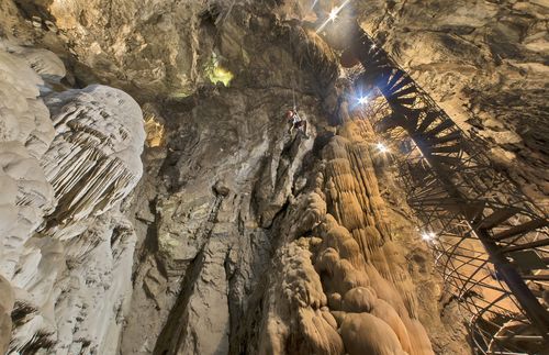 Moaning Cavern (Стогнуча печера)