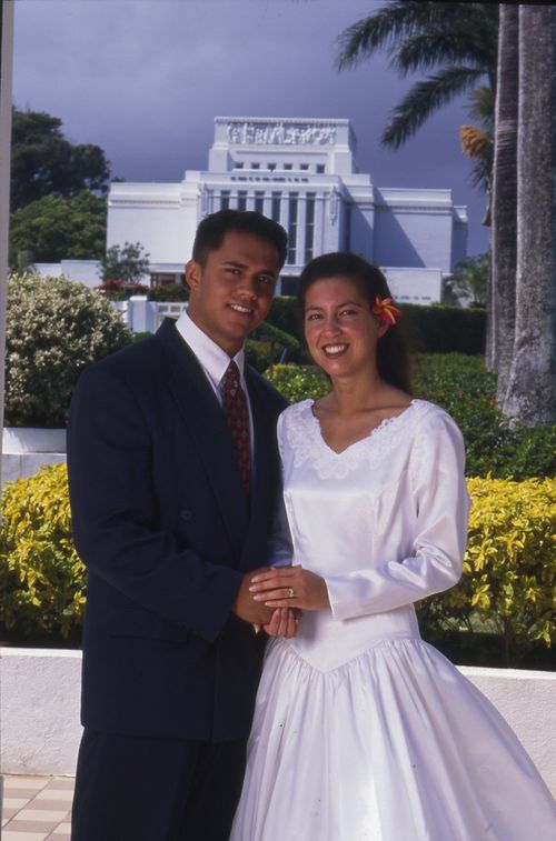 couple with Laie Hawaii Temple in background