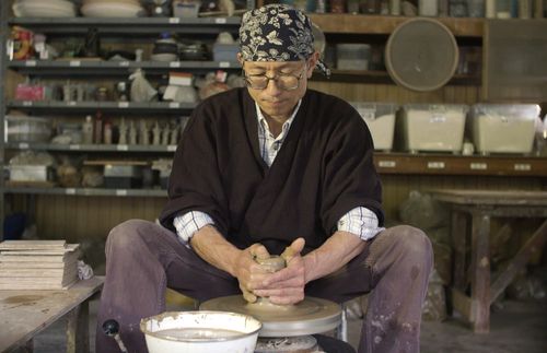 Frère Aoba faisant de la poterie