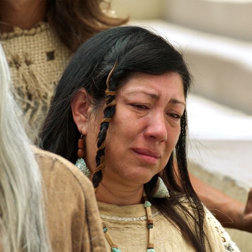 una mujer llorando