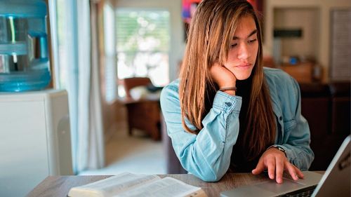 jeune étudiant sur un ordinateur