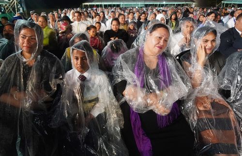 Santos de Tonga en la lluvia