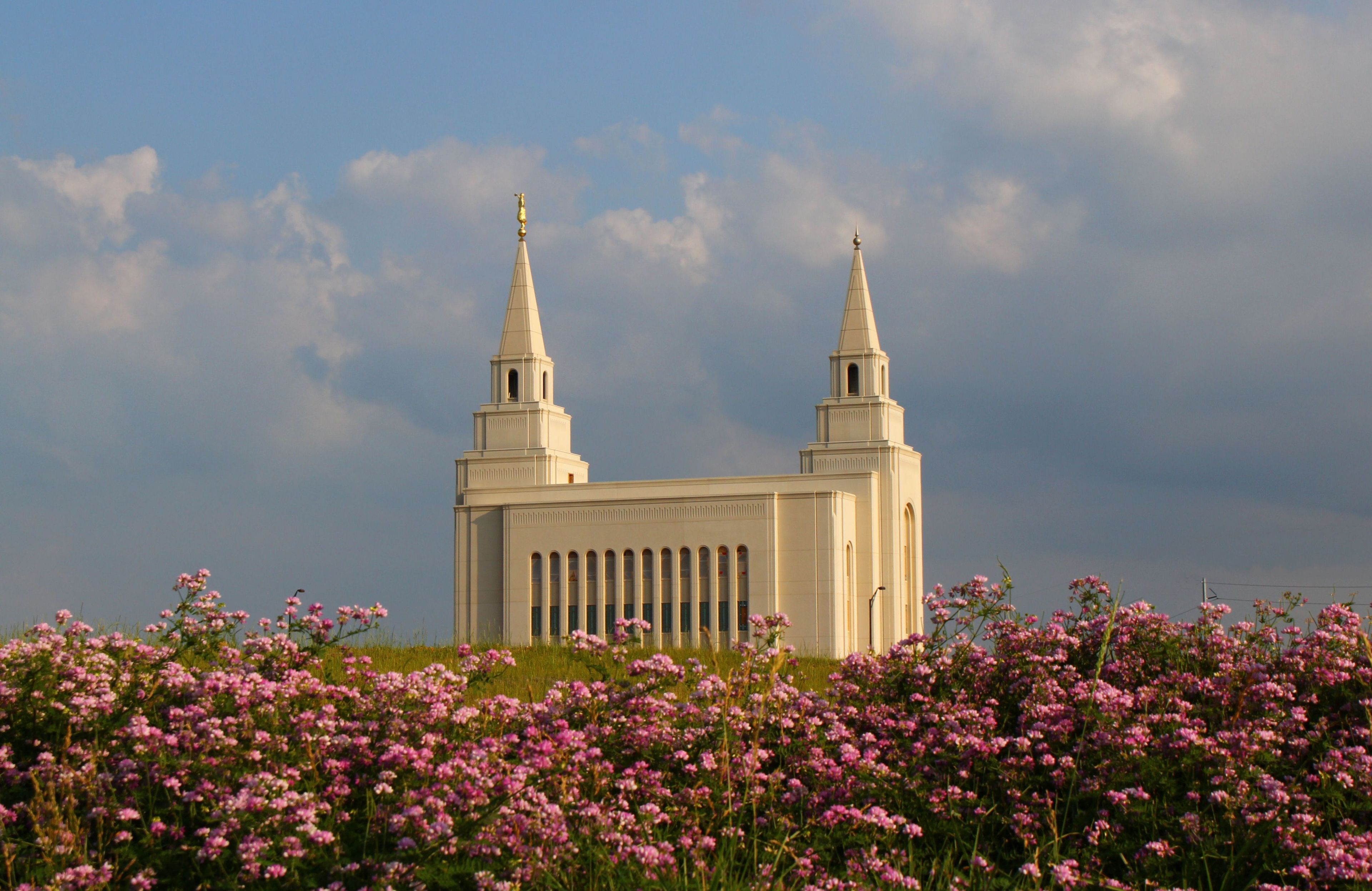 The Kansas City Missouri Temple side view, including scenery.