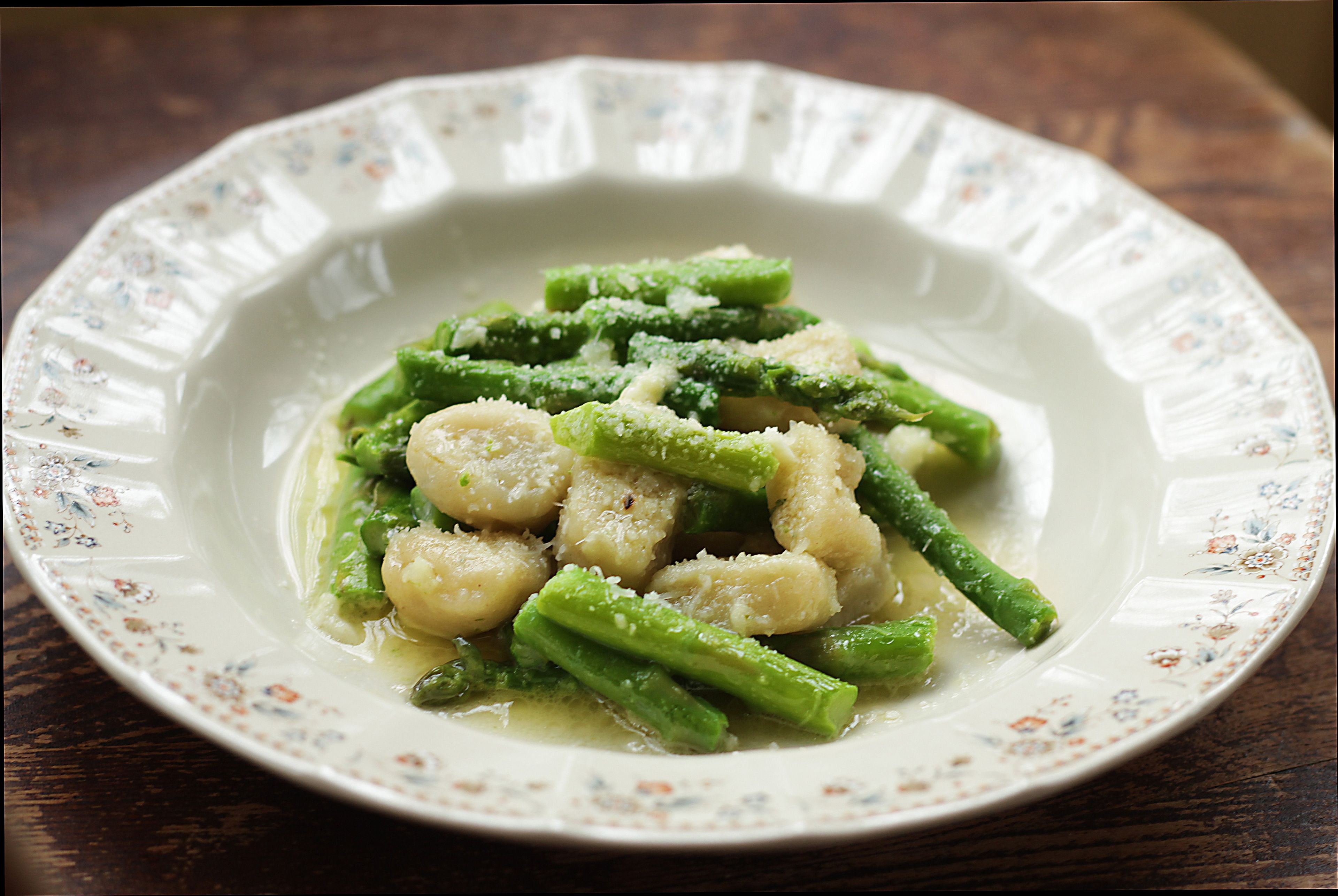 A meal of pasta and green beans in a bowl.