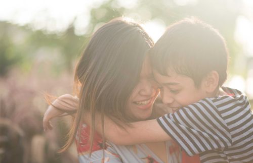 une mère marchant avec son fils