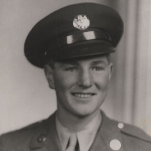 Neal A. Maxwell con uniforme de soldado
