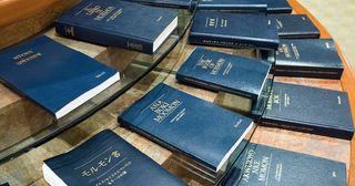 výtisky Knihy Mormonovy v různých jazycích 