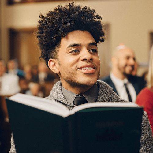 Joven cantando en la Iglesia